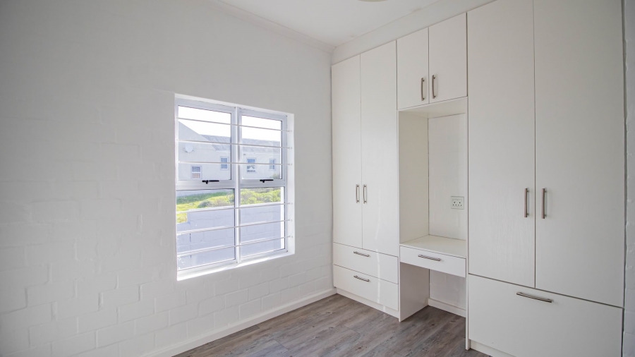 4 Bedroom Property for Sale in Hoogland Western Cape